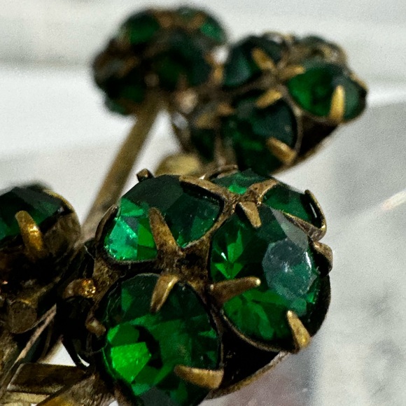 Antique pre-WWII Czech Brooch Sparkly Green Emerald Crystal Brass trombone clasp - Picture 16 of 17